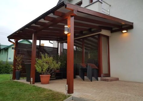 Деревянный навес для фасада дома