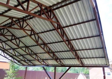 Двускатный металлический навес из профнастила